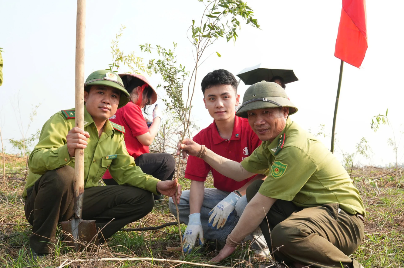 Vietnamese and Korean youth plant trees to celebrate Earth Day
